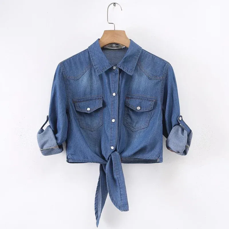 Damen Geknotete Denim Kurzbluse mit Brusttaschen und hochgekrempelten Ärmeln – Avérine